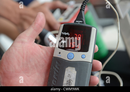 Un ciclista paraolimpico David Stone di formazione presso l'Università di Brighton altitudine labs in Eastbourne, East Sussex, Regno Unito. Foto Stock