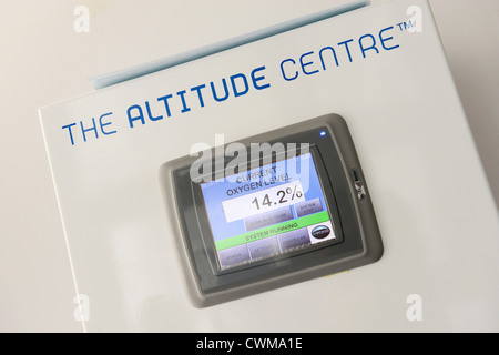 Un ciclista paraolimpico David Stone di formazione presso l'Università di Brighton altitudine labs in Eastbourne, East Sussex, Regno Unito. Foto Stock