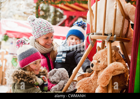 Austria, Salisburgo, madri con bambini al mercato di natale, sorridente Foto Stock