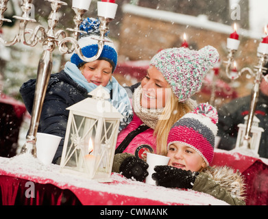 Austria, Salisburgo, madri con bambini al mercato di natale, sorridente Foto Stock