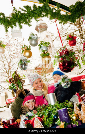 Austria, Salisburgo, madri con bambini al mercato di natale, sorridente Foto Stock