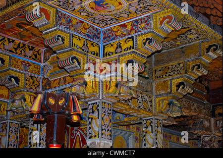 Icone Religiose sul tetto supporti entro il tempio della Sacra Reliquia del Dente di Kandy, Sri Lanka. Foto Stock