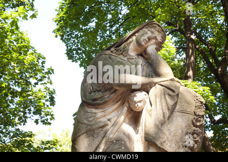 Antica statua angelo sul cimitero di Varsavia Foto Stock