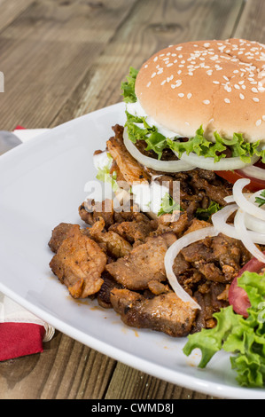 Freschi Fatti in casa Kebab Burger con chip su sfondo di legno Foto Stock