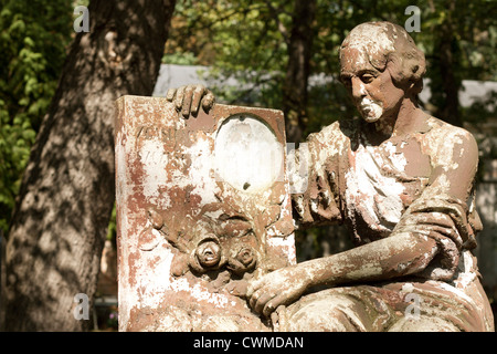 Antica statua angelo sul cimitero di Varsavia Foto Stock