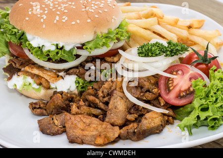 Freschi Fatti in casa Kebab Burger con chip su sfondo di legno Foto Stock