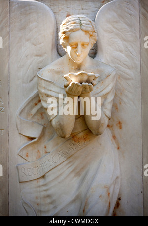 Antica statua angelo sul cimitero di Varsavia Foto Stock