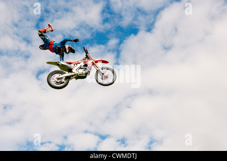 Il Bolddog Lings FMX freestyle motocross display stunt team di eseguire presso la contea di Bucks mostra 2012 Foto Stock