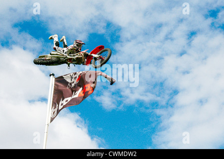 Il Bolddog Lings FMX freestyle motocross display stunt team di eseguire presso la contea di Bucks mostra 2012 Foto Stock