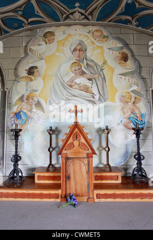 L'altare e la parete dipinta nella cappella italiana, isole Orcadi Scozia UK Foto Stock