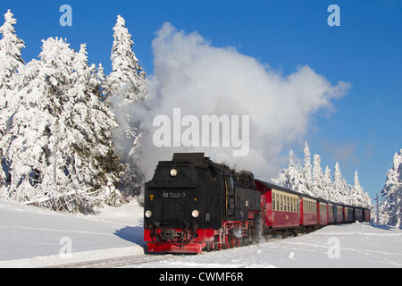 Treno a vapore Equitazione il Brocken ferrovia a scartamento ridotto linea nella neve in inverno presso il Parco Nazionale di Harz, Sassonia-Anhalt, Germania Foto Stock