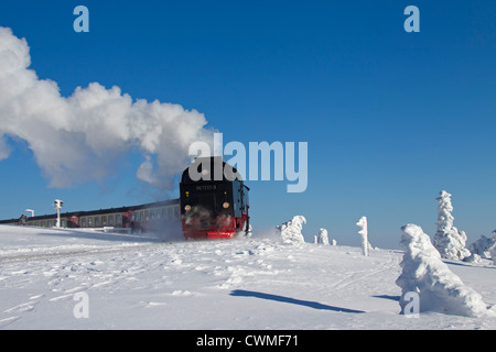 Treno a vapore Equitazione il Brocken ferrovia a scartamento ridotto linea nella neve in inverno presso il Parco Nazionale di Harz, Sassonia-Anhalt, Germania Foto Stock