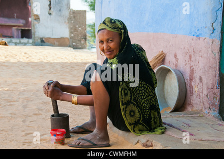 Donna nubiano preparare cibi Gharb Soheil Nubian Village sulla sponda ovest del Nilo vicino a Aswan Egitto Foto Stock