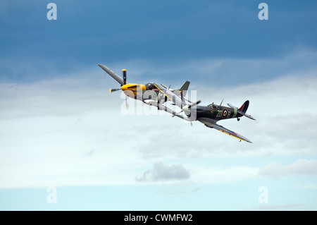 Spitfire e P51 Mustang battenti una formazione più vicino Foto Stock