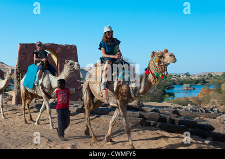 Le donne di turisti in Gharb Soheil Nubian Village sulla sponda ovest del Nilo vicino a Aswan Egitto Foto Stock