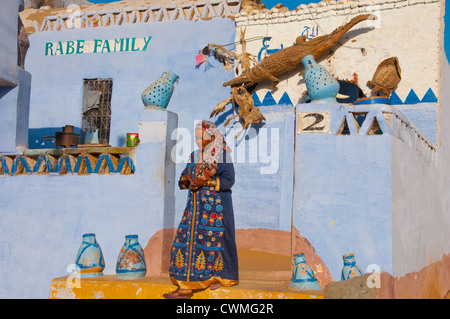 Donna nubiano ,Gharb Soheil Nubian Village sulla sponda ovest del Nilo vicino a Aswan Egitto Foto Stock