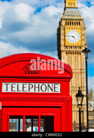 UK, Londra, Phone Booth con il Big Ben dietro Foto Stock