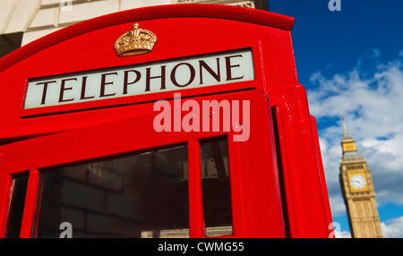 UK, Londra, Phone Booth con il Big Ben dietro Foto Stock