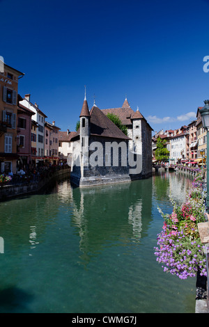 Palais de l'ile, quai des carceri, Annecy. Carcere sull'isola al centro del canale formato dal lago di Annecy, Haute Savoie, Fr Foto Stock