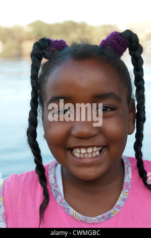 Ragazza nubiano ,Gharb Soheil Nubian Village sulla sponda ovest del Nilo vicino a Aswan Egitto Foto Stock