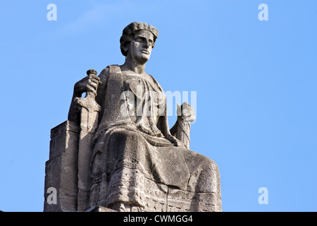 Justitia, Lady giustizia, seduto sul suo trono in Amburgo, Germania. Foto Stock