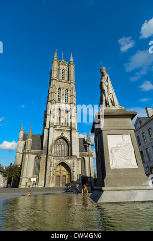 Jan Frans Willems monumento con la Cattedrale di San Bavone, Gand, Fiandre, in Belgio Foto Stock