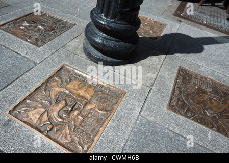 Piastre di ottone che commemora scrittori irlandesi sulla città di Dublino sulla pavimentazione. Repubblica di Irlanda. Foto Stock