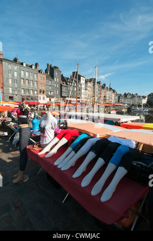 Honfleur stallo del mercato da al vecchio dock, Bassa Normandia, Francia. Foto Stock