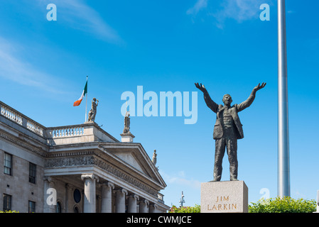 Jim Larkin statua con Ufficio Generale delle Poste e spire su O'Connell Street dalla scultura Oisín Kelly Dublino Repubblica di Irlanda Foto Stock