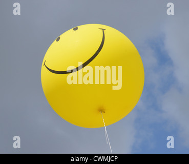 Smiley face palloncino in Cultuur Markt, Groenplaats, Anversa, provincia di Anversa, la regione fiamminga, Belgio Foto Stock