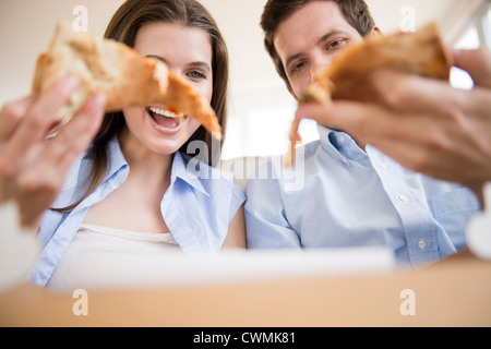 Stati Uniti d'America, New Jersey, Jersey City, felice coppia giovane mangiare la pizza Foto Stock
