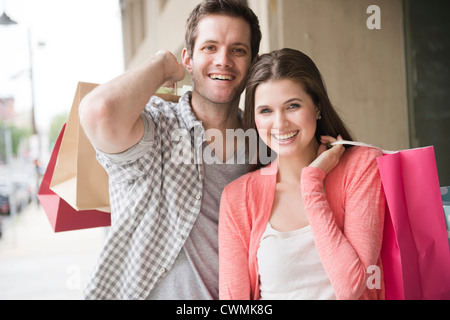 Stati Uniti d'America, New Jersey, Jersey City, felice coppia giovane shopping Foto Stock