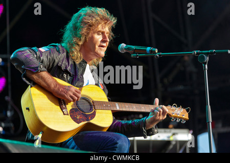 Il cantante John Parr esibirsi sul palco del Festival di riavvolgimento Henley on Thames 2012. PER0313 Foto Stock