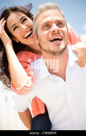 Stati Uniti d'America, New Jersey, Jersey City, giovane donna piggy back riding sull'uomo Foto Stock