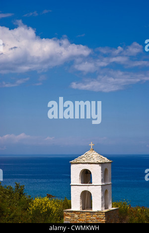 Il campanile di una cappella vicino Potistika beach (Pelion peninsular, Tessaglia, Grecia) Foto Stock