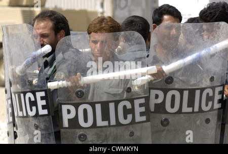 Nazionale Afghano di polizia ausiliario tirocinanti rispondere alla sommossa comandi di controllo durante la sessione di allenamento Mehtar Lam Afghanistan Foto Stock