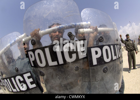 Nazionale Afghano di polizia ausiliario tirocinanti rispondere alla sommossa comandi di controllo durante la sessione di allenamento Mehtar Lam Afghanistan Foto Stock