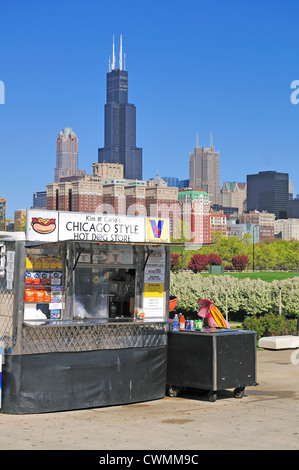 Chicago è famosa per il mese di maggio le cose compreso il suo lungolago, skyline, architettura e hot dogs. Chicago, Illinois, Stati Uniti d'America. Foto Stock