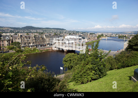 Fiume Ness che scorre attraverso la città di Inverness highland scozia uk Foto Stock