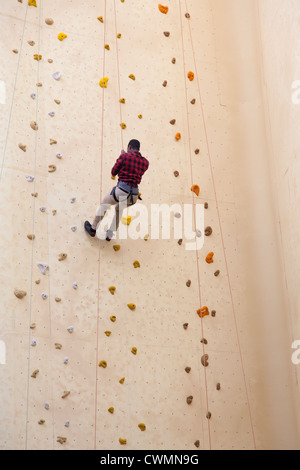 Scalatore sulla parete di arrampicata, Foto Stock