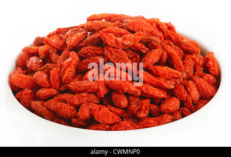 Bacche di goji nella ciotola bianco isolato su sfondo bianco Foto Stock