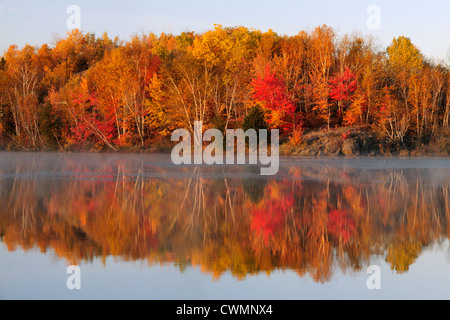 Autunno riflessioni di Simon sul Lago Maggiore Sudbury, Ontario, Canada Foto Stock