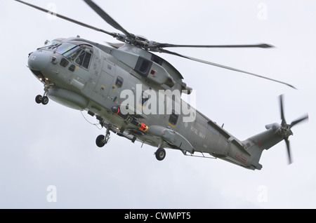 EHI EH-101 Merlin HM1 elicottero azionato dalla Royal Navy sulla rotta di avvicinamento per l'atterraggio a RAF Fairford Foto Stock