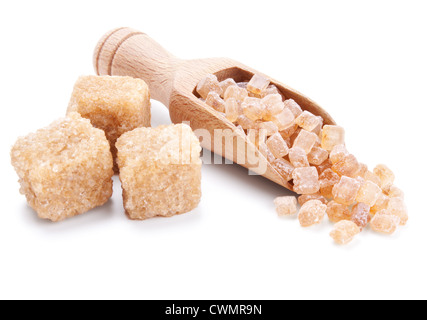 Cucchiaio di legno con zucchero di canna cristalli isolato su bianco Foto Stock