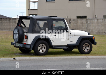 Jeep Wrangler sport parcheggiata su sentiero Foto Stock