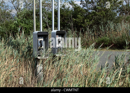 Telefoni a pagamento in disrepair lungo il lato di una strada a Lyndhurst, New Jersey, STATI UNITI D'AMERICA Foto Stock