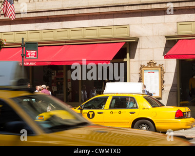 NYC giallo taxi dotato del nuovo ' lettera T' logo Foto Stock