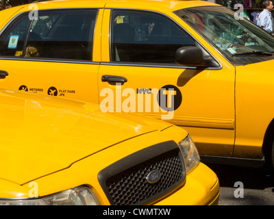 NYC giallo taxi dotato del nuovo ' lettera T' logo Foto Stock