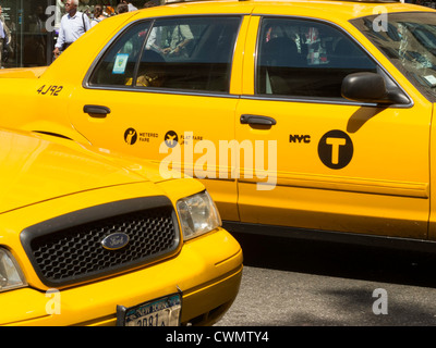 NYC giallo taxi dotato del nuovo ' lettera T' logo Foto Stock