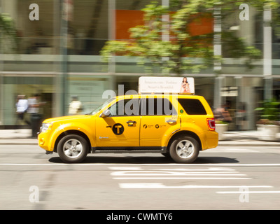 NYC giallo taxi dotato del nuovo ' lettera T' logo Foto Stock